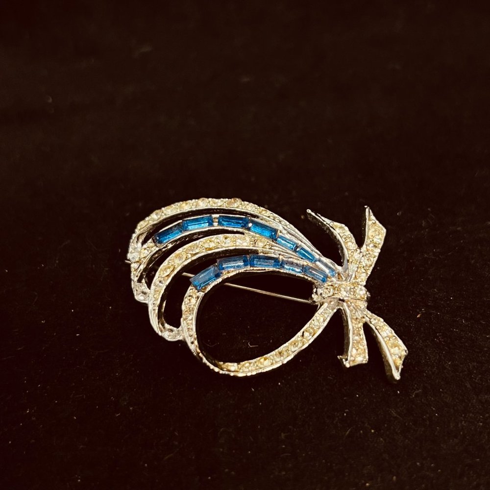 Vintage Silver Tone, Clear Round Rhinestone And Blue Baguette Bow Brooch (3808)